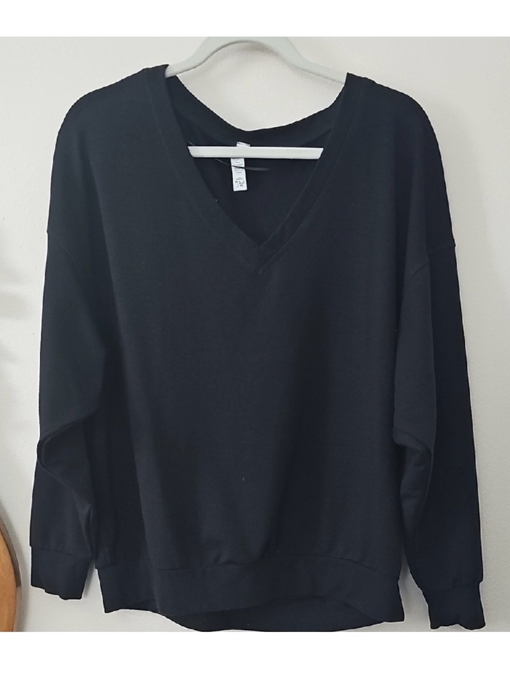 ALO yoga Dreamy V-neck Pullover- Black